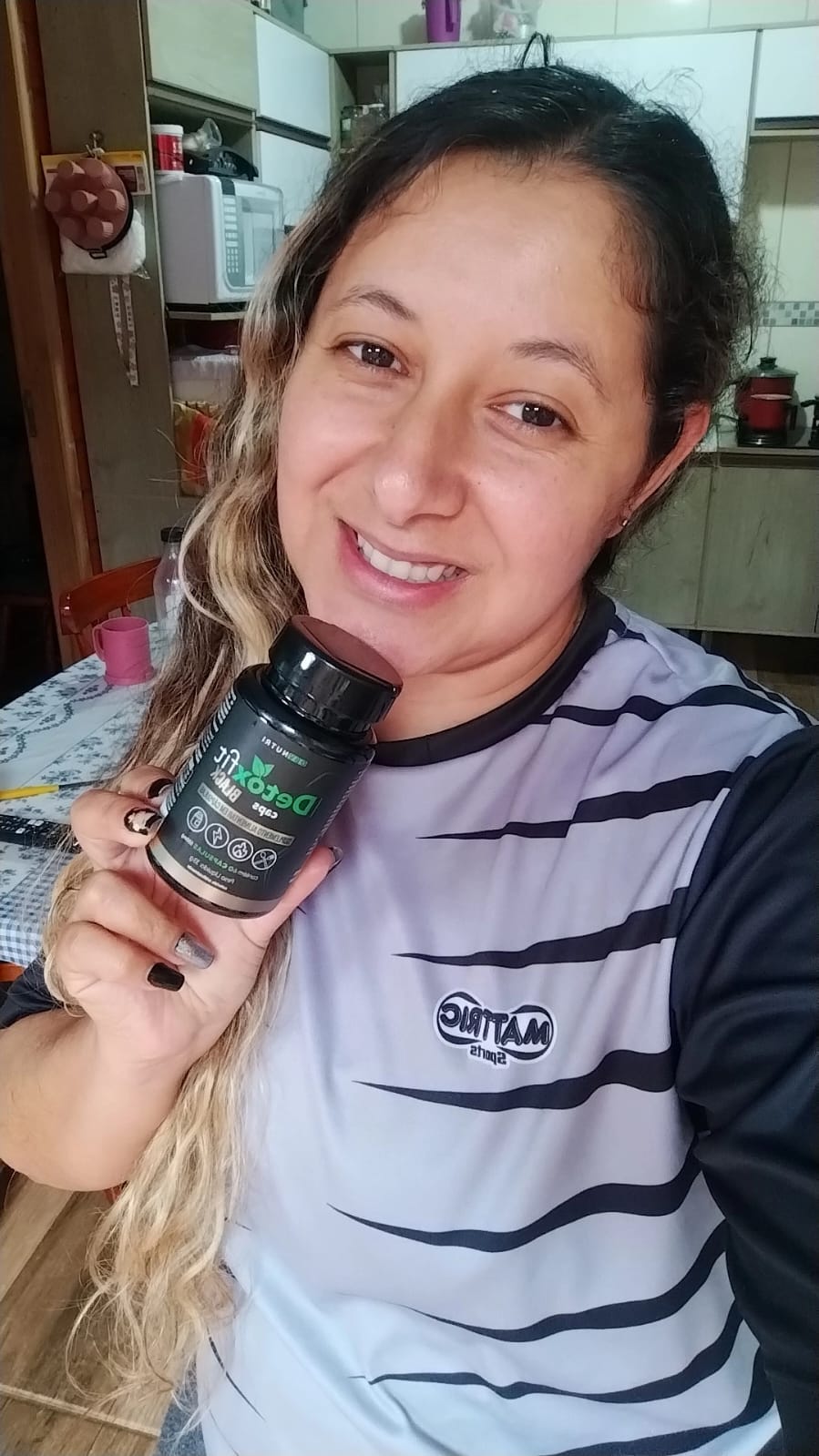 Pessoa segurando o Detox Fit Caps Black