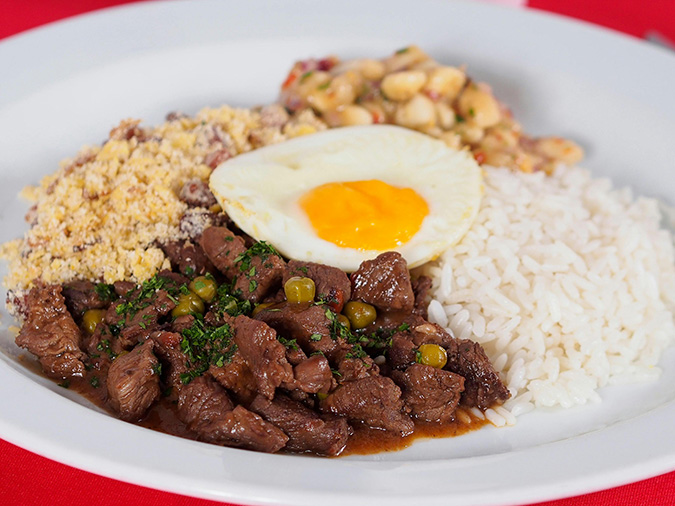 Prato saudável com ovos, legumes, verduras e alimentos ricos em fibras