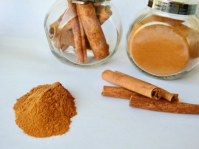 Canela em pau e canela em pó sobre mesa