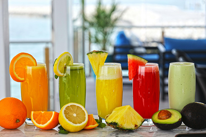 Sucos naturais e alimentos saudáveis para detox de 3 dias