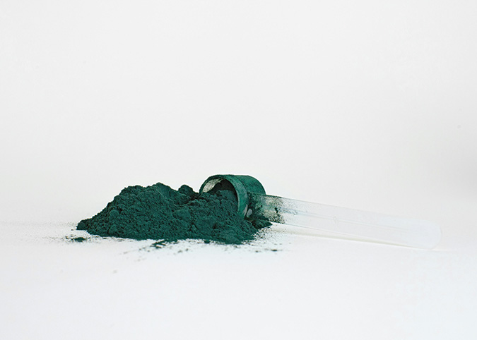 Spirulina em pó e cápsulas como suplemento natural